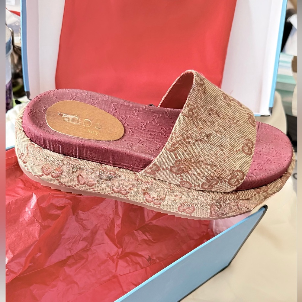 Source Unknown Red and Beige Platform Sandals Siz… - image 1